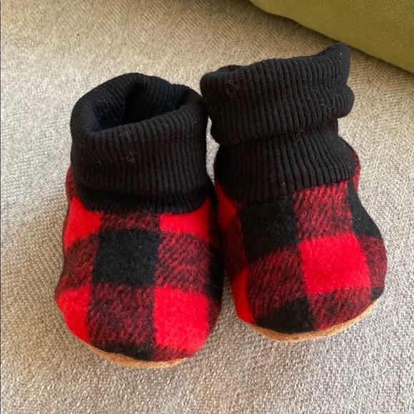 NWT 20 pair of Red & Black Plaid Kids Slippers 0-6 M & Grippy Feet Bottoms - Picture 4 of 13